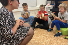 Třída při hudebce.