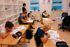 Žáci pracují v lavicích.