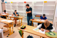 Žáci pracují v lavicích.