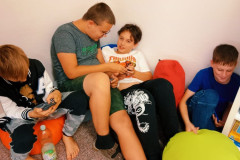 Chlapci o přestávce v odpočinkovém koutku.