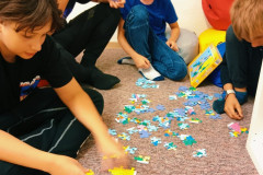 Chlapci skládají puzzle.