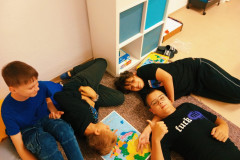 Chlapci skládají puzzle.