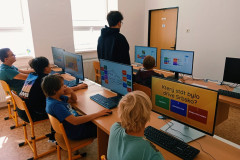 Žáci pracují na počítačích.