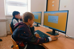 Žáci pracují na počítačích.