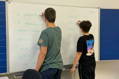 Chlapci pracují u tabule.