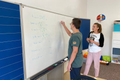 Chlapec pracuje u tabule.