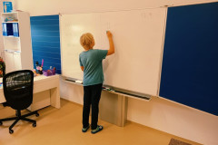 Chlapec pracuje u tabule.