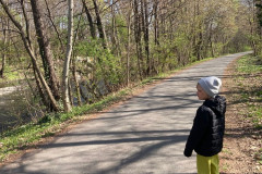 Chlapec venku na procházce.