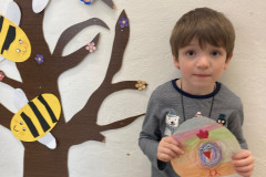 Chlapec s papírovým velikonočním vajíčkem.