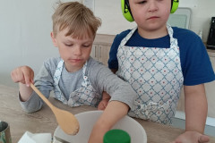 Žáci při pečení míchají v míse.