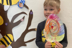 Chlapec s papírovým velikonočním vajíčkem.