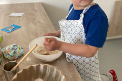 Chlapec při pečení míchá v míse.