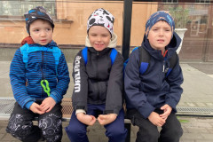 Žáci na autobusové zastávce.