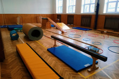 Nachystaná tělocvična s opičí dráhou.