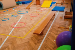 Nachystaná tělocvična s opičí dráhou.