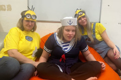 Mimoni s námořníkem.