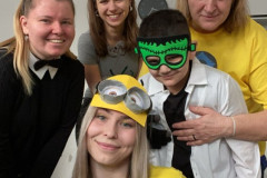 Zaměstnanci školy a žák v kostýmech.