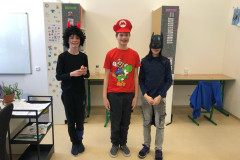 Žáci v kostýmech.