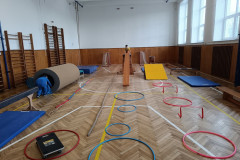 Nachystaná tělocvična s opičí dráhou.