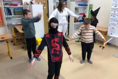 Třída v kostýmech.