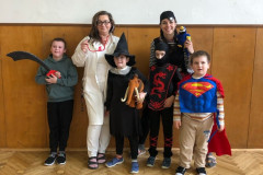 Třída v kostýmech v tělocvičně.