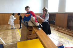 Chlapec v kostýmu v tělocvičně na překážkové dráze.