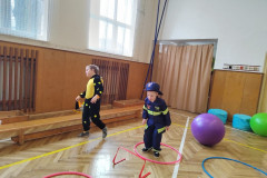 Chlapci v kostýmech v tělocvičně na překážkové dráze.