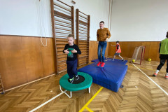 Žáci v kostýmech  v tělocvičně na překážkové dráze.