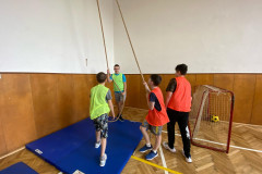 Žáci v kostýmech  v tělocvičně na překážkové dráze.