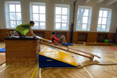 Žáci v kostýmech  v tělocvičně na překážkové dráze.