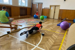 Žáci v kostýmech  v tělocvičně na překážkové dráze.