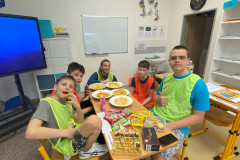 Třída v kostýmech sportovců u občerstvení ve třídě.