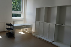 Sestavený nábytek ve třídě.