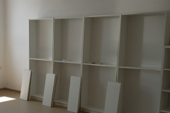 Sestavené skříně ve třídě.