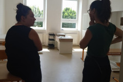 Sestavený nábytek ve třídě.