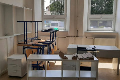 Sestavený nábytek ve třídě.