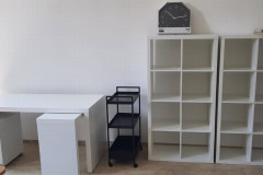 Sestavený nábytek ve třídě.