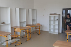 Sestavený nábytek ve třídě.