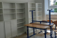 Sestavený nábytek ve třídě.