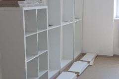 Sestavené skříně ve třídě.