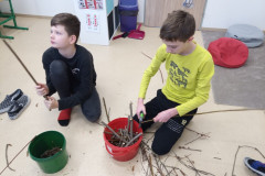 Chlapci stříhají větve na menší.