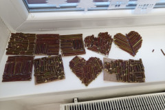 Hotové různé tvary z větviček na kartonech.