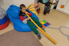 Chlapec zkouší didgeridoo.
