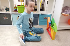 Chlapec skládá obrazec z trojúhelníků.