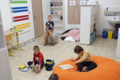 Žáci relaxují u her ve třídě.