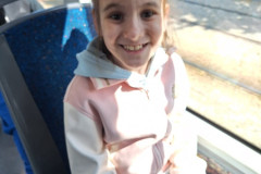 Dívka při jízdě tramvají.