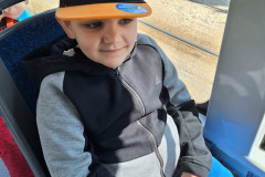 Chlapec při jízdě tramvají.