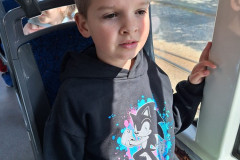 Chlapec při jízdě tramvají.