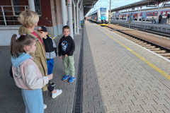 Třída na vlakovém nádraží při sledování provozu.