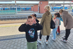 Třída na vlakovém nádraží při sledování provozu.